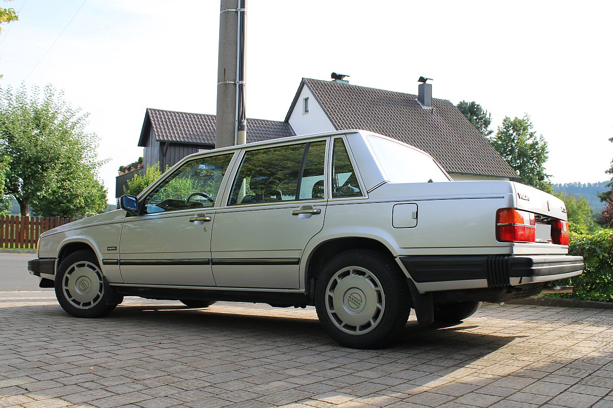 H_Volvo744_02.jpg
